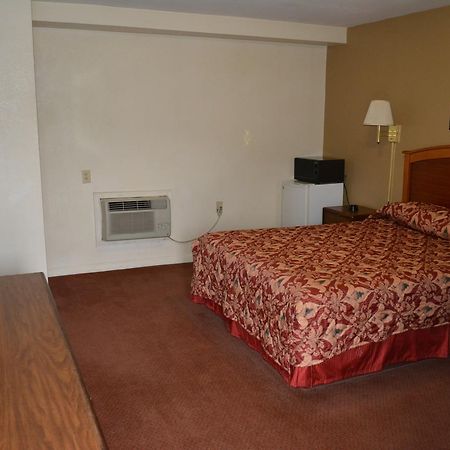 Travelers Inn New Martinsville Exterior photo