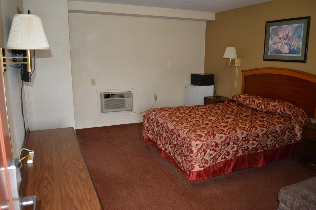 Travelers Inn New Martinsville Exterior photo