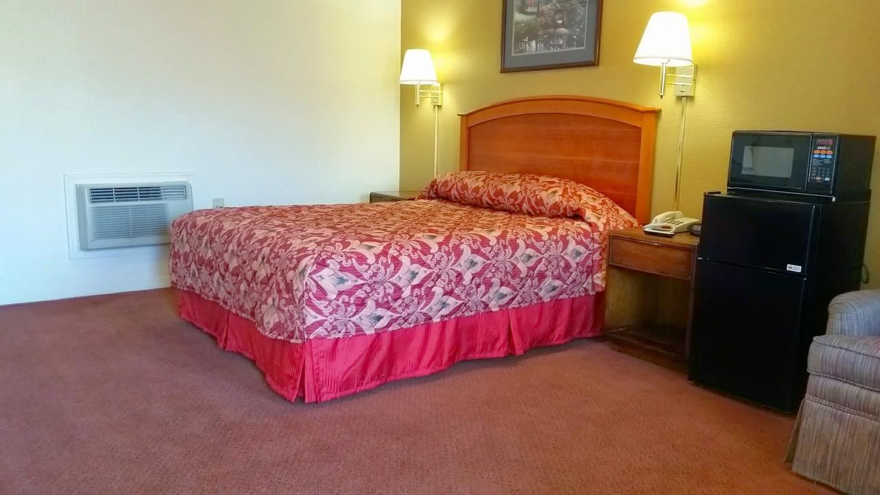 Travelers Inn New Martinsville Exterior photo