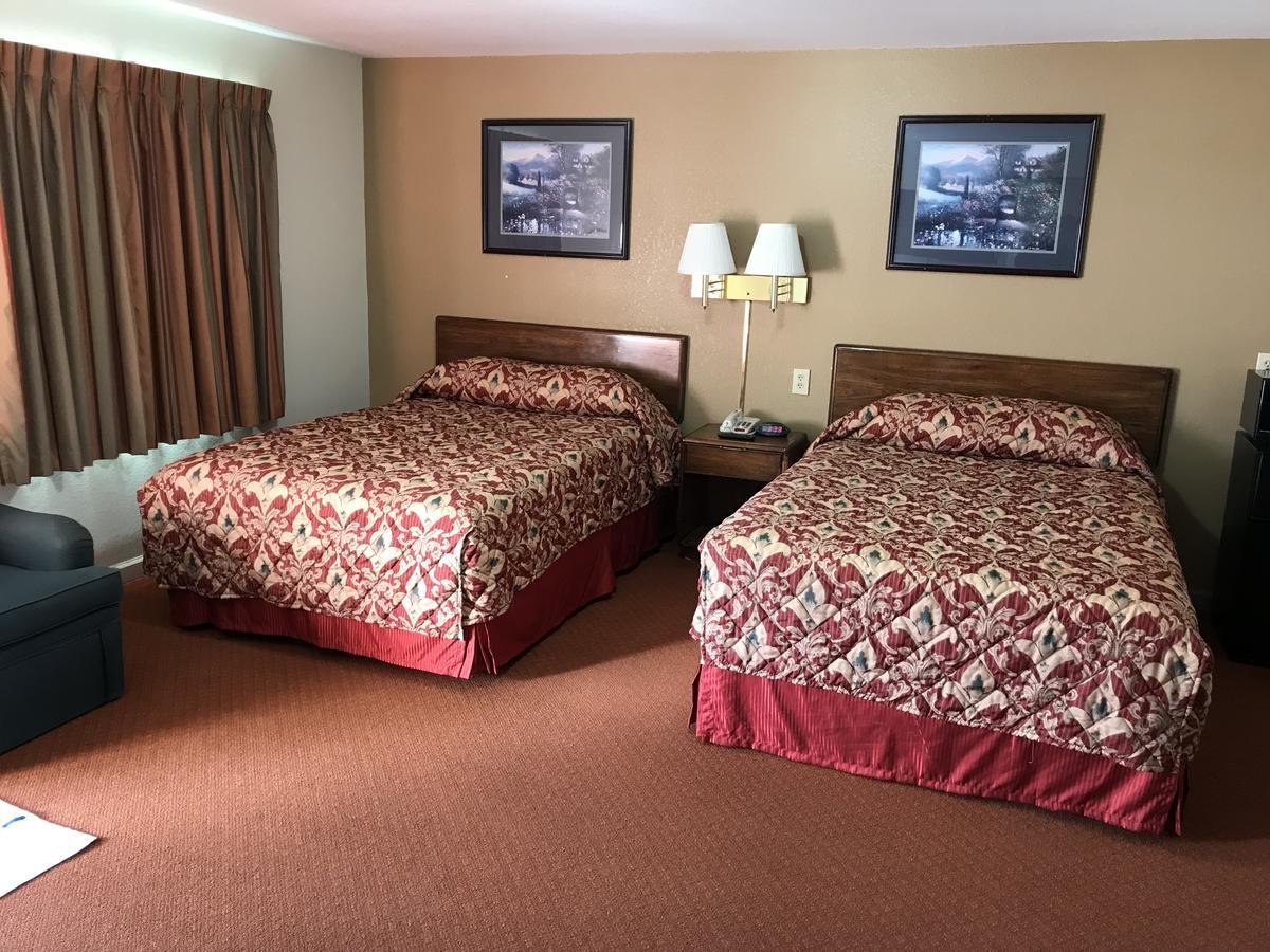 Travelers Inn New Martinsville Exterior photo