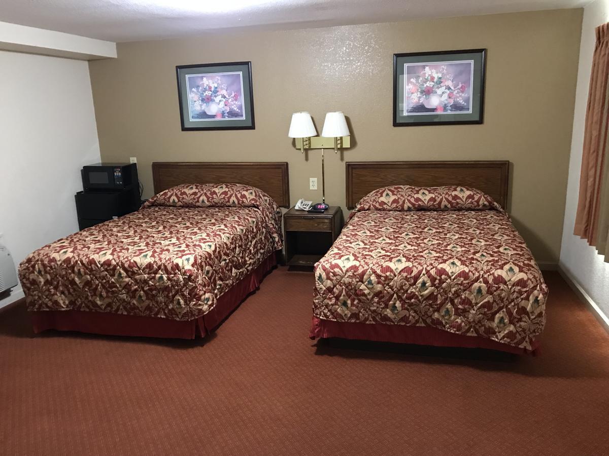 Travelers Inn New Martinsville Exterior photo